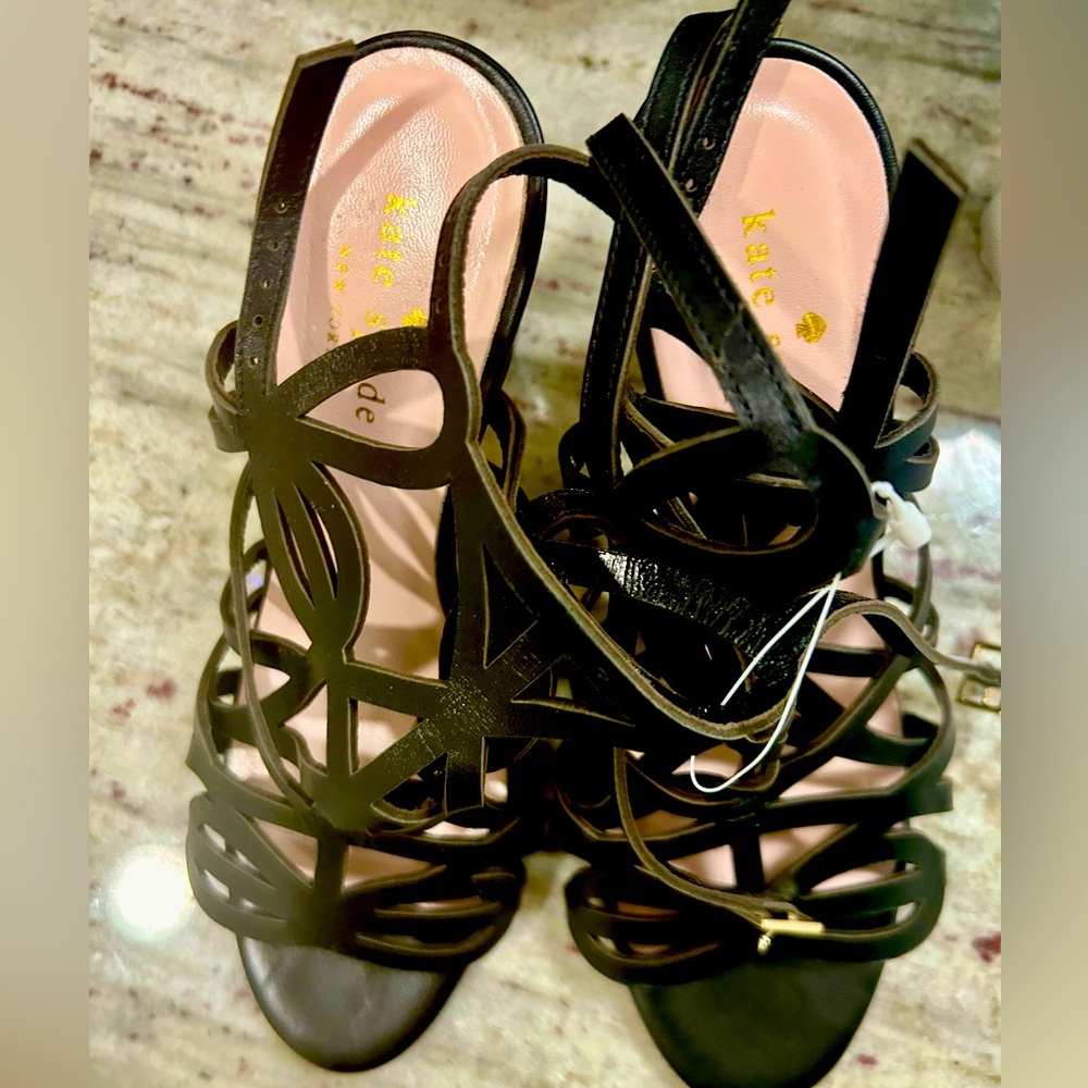 Kate Spade heels 👠 6.5  but shoe runs small to size . worn  on the bottom.